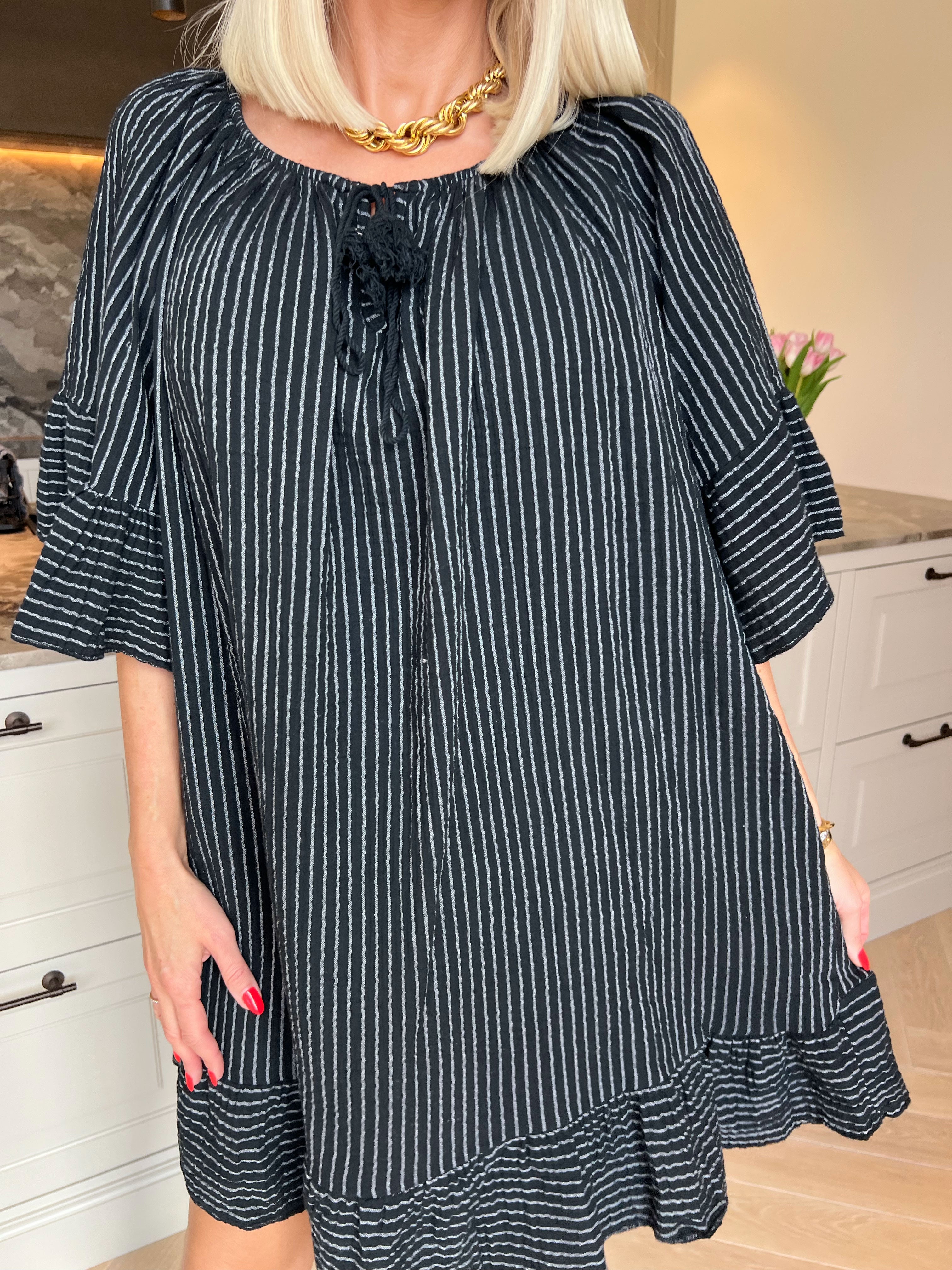 Olly - Blød stribet bomuldskjole med flæsekanter